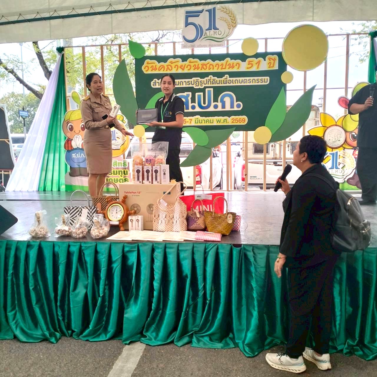 title - คณะทำงานฝ่ายติดตามประเมินผลการจัดงาน วันคล้ายวันสถาปนาสำนักงานการปฏิรูปที่ดินเพื่อเกษตรกรรม (ส.ป.ก.) ครบรอบ 51 ปี เปิดตั้งจุดให้ผู้ร่วมงานได้ร่วมสนุก เล่นเกมส์ และตอบแบบประเมินผลการจัดงาน ผ่านระบบออนไลน์